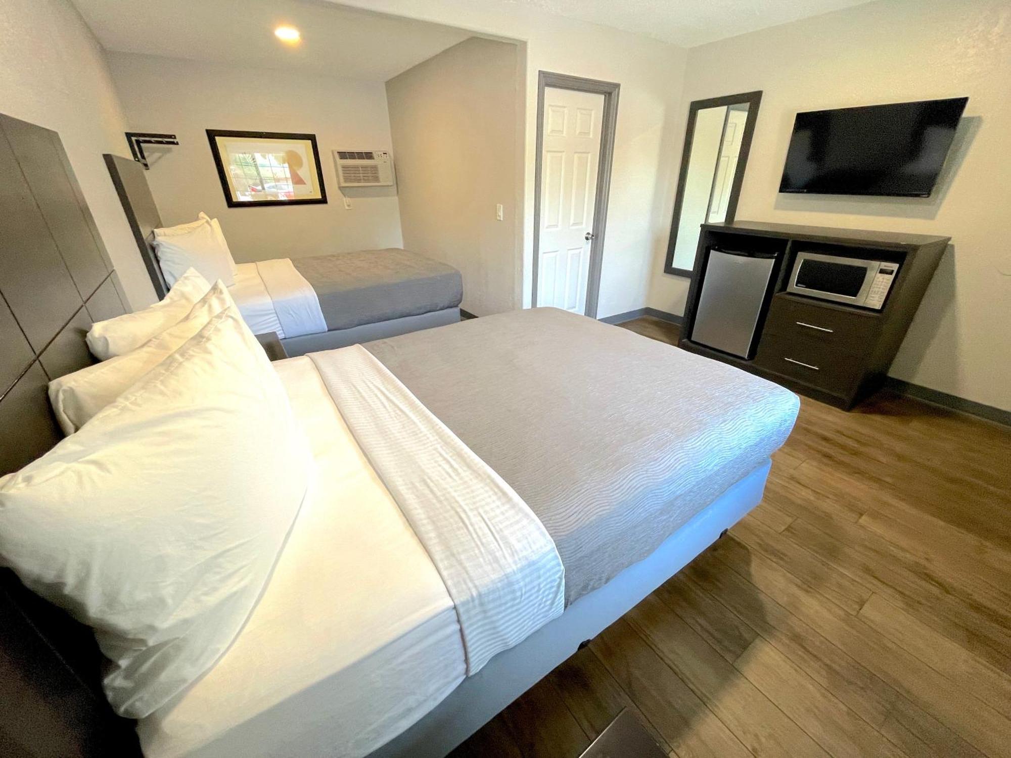 Sequoia Motel Fresno Bagian luar foto